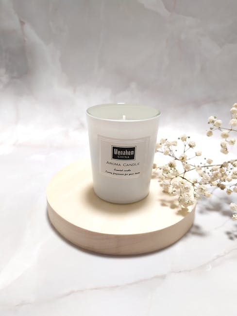 Vela aromática sofisticada con flores blancas delicadas