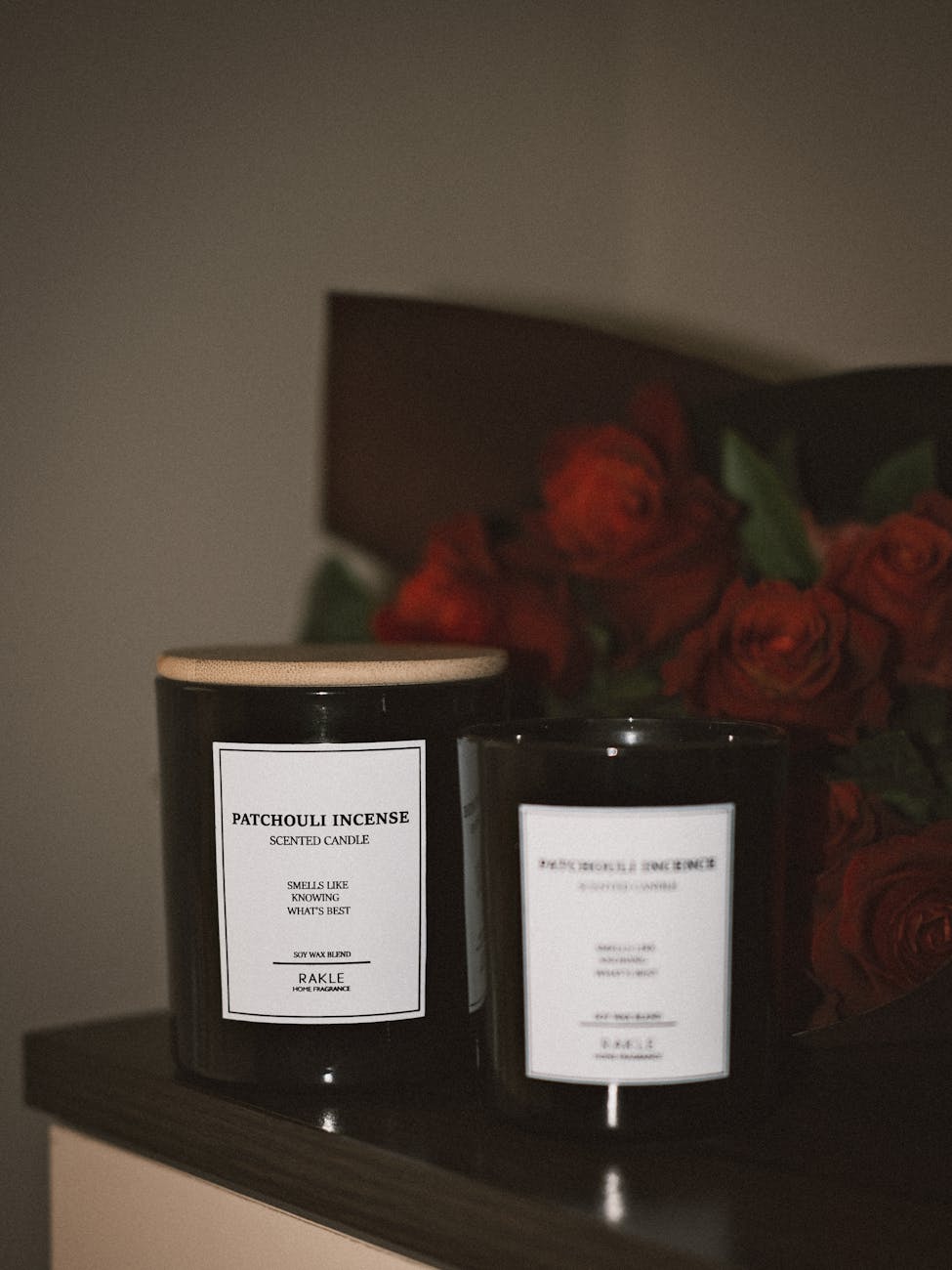 Velas de lujo con rosas en un ambiente elegante
