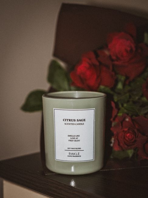 Vela de salvia cítrica con rosas rojas
