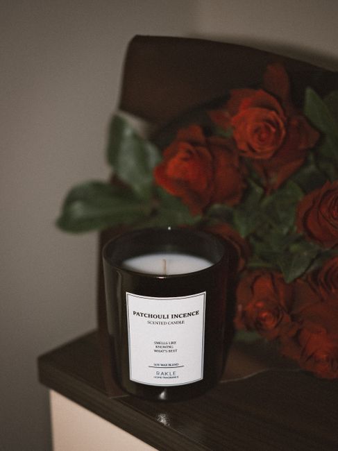 Vela negra junto a un ramo de rosas rojas