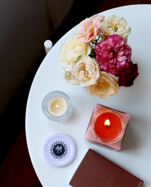 Composición de flores y velas en un ambiente cálido